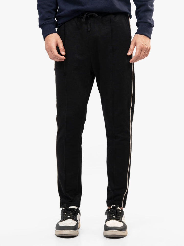 Model wearing regular fit black side Lining pajama